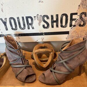 Women's Brown and Grey Courts